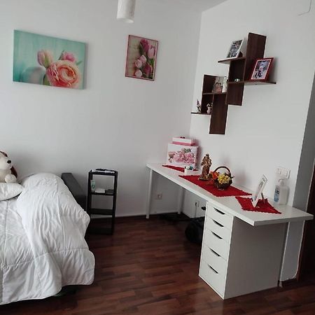 1 Room Apartment In Titan Bukares Bagian luar foto